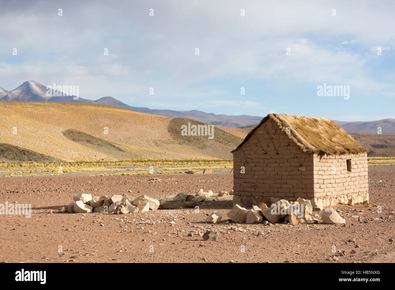 Adobe-Haus auf bolivianischen Altiplano mit Anden Berge, Bolivien Stockfoto