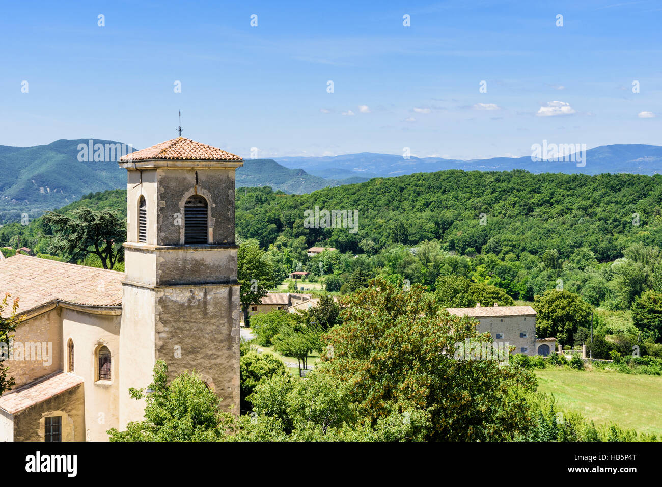 Landschaftlich reizvolle französische Landschaft mit Blick auf das Dorf Mirmande, Drôme, Frankreich Stockfoto