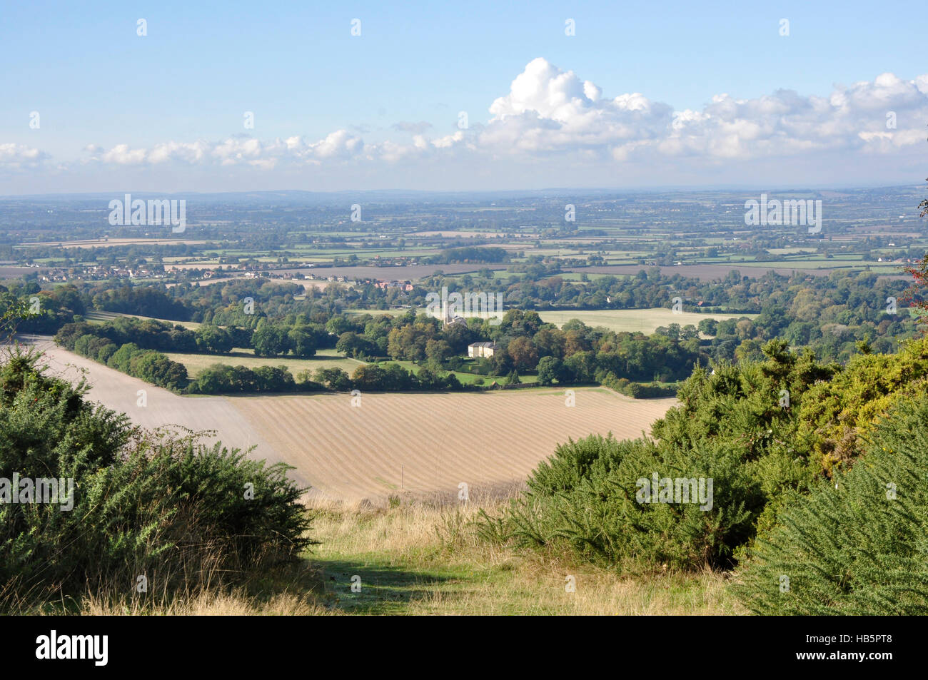 Dollar - Chiltern Hills - Blick vom Coombe Hügel über Ellesborough Kirche - Aylesbury Uni jenseits - cloud gesprenkelt blauen Himmel Stockfoto