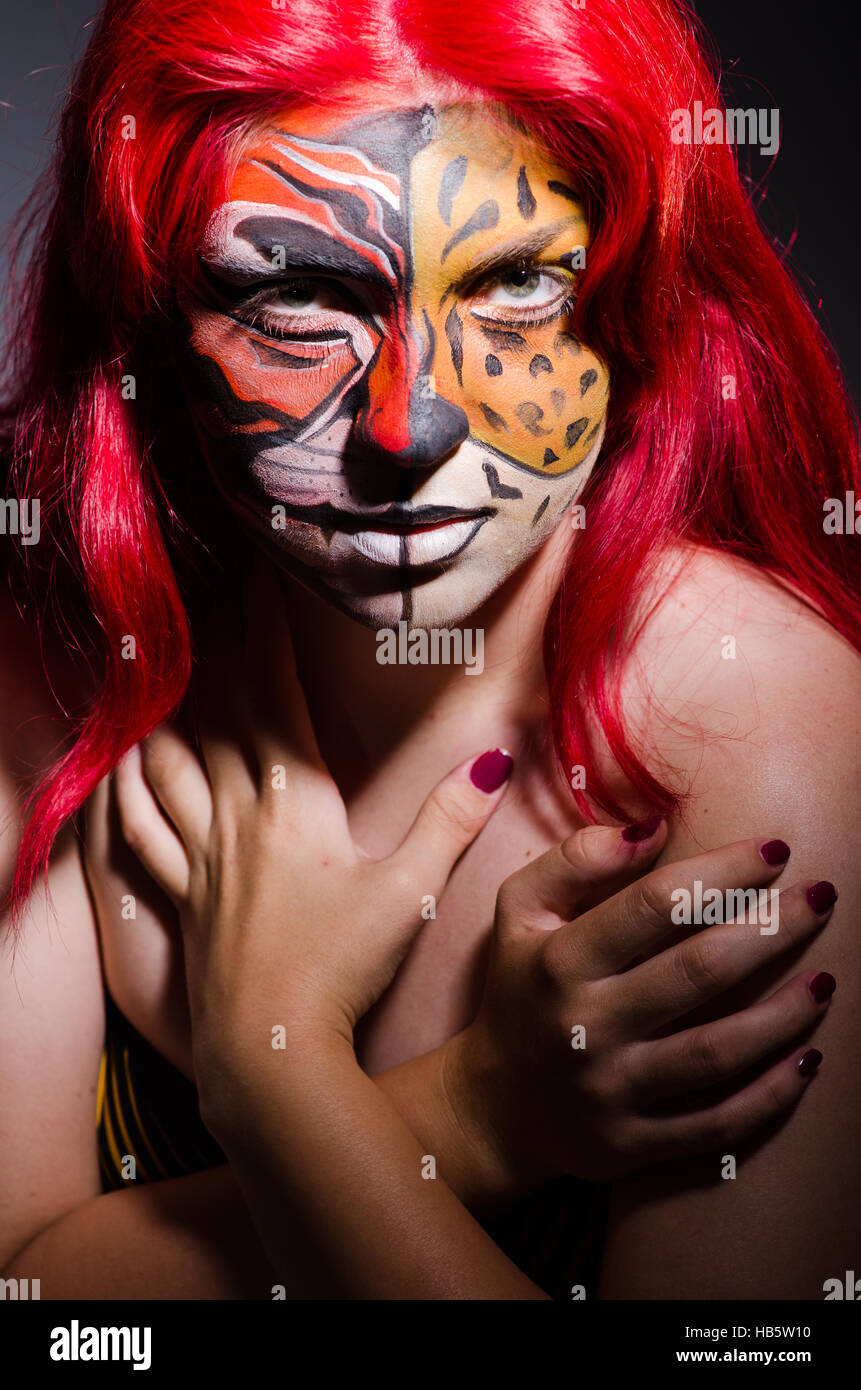 Frau mit Tiger-Gesicht im Halloween-Konzept Stockfoto