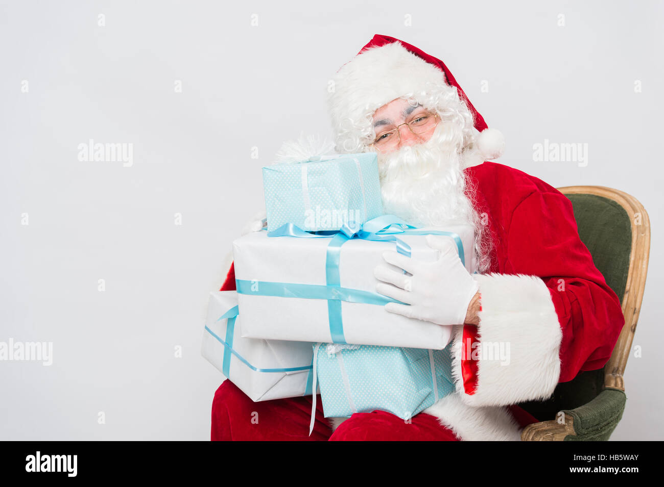 Foto von happy Santa Claus mit Giftboxes Blick auf Sie Stockfoto