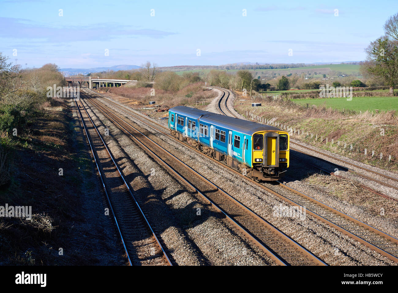 Arriva Trains Wales 150236 durchläuft Bishton und die Bishton Überführung mit 2 58 1115 Maesteg Cheltenham Spa am 19. Februar 2016. Stockfoto