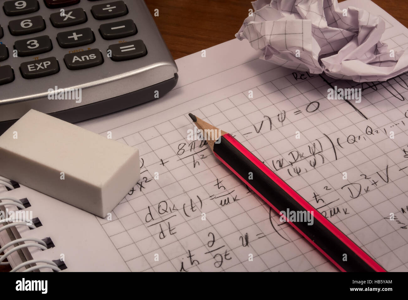 Rechner mit Bleistift und Radiergummi Stockfoto