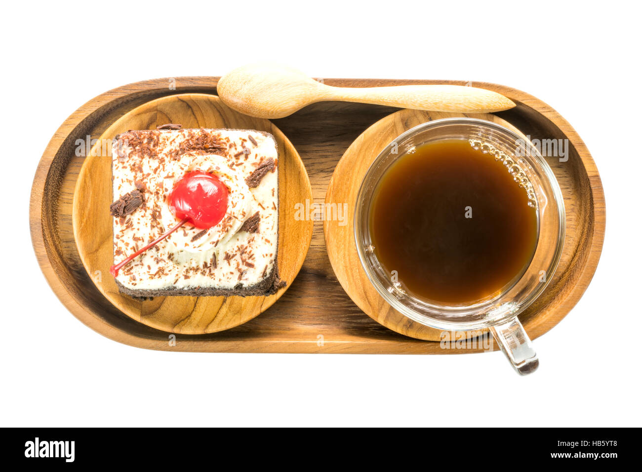Draufsicht der Schokoladen-Kuchen und einer Tasse Kaffee in Holzplatte auf weißem Hintergrund Stockfoto