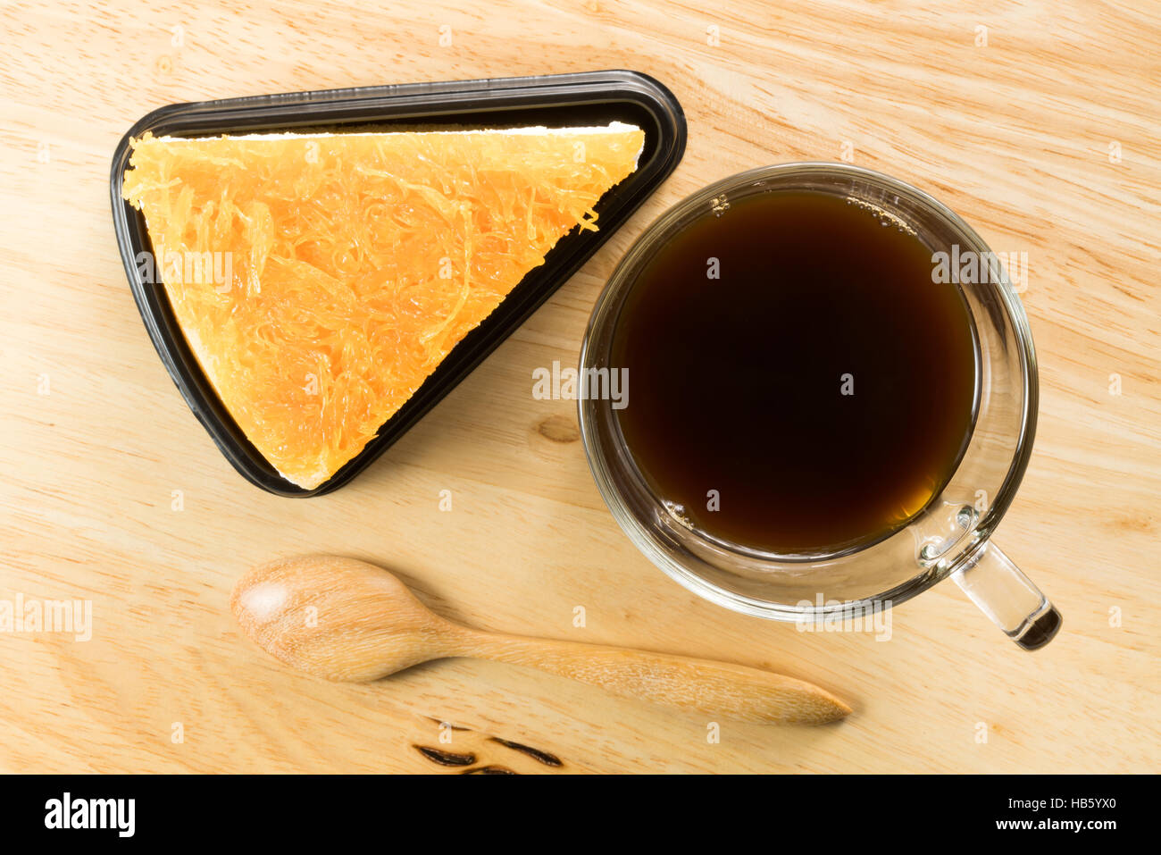 Foi Tanga Kuchen und einer Tasse Kaffee auf Holzbrett Stockfoto