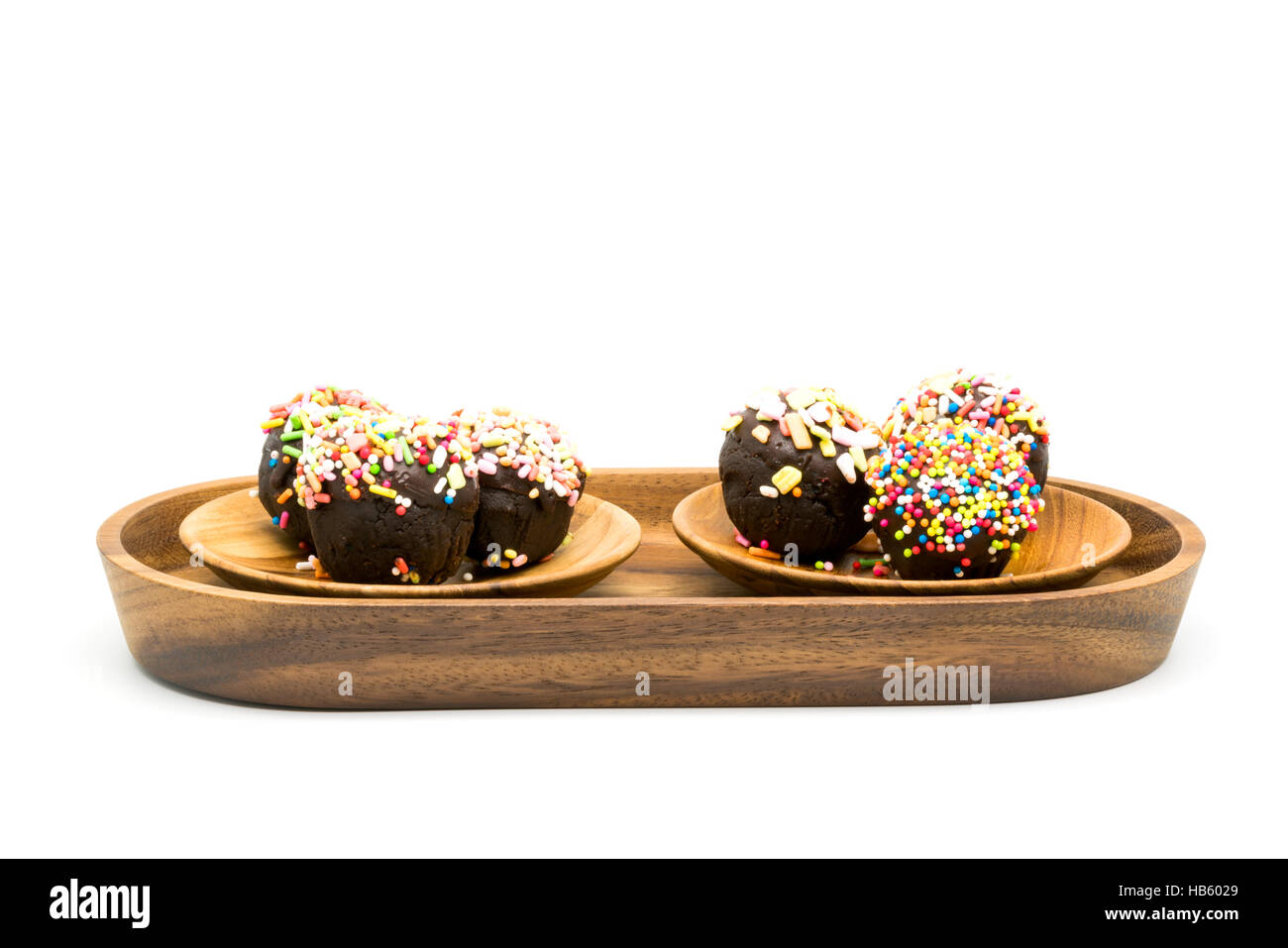 Süße Schokolade Cupcake in einem Holztablett auf weißem Hintergrund Stockfoto