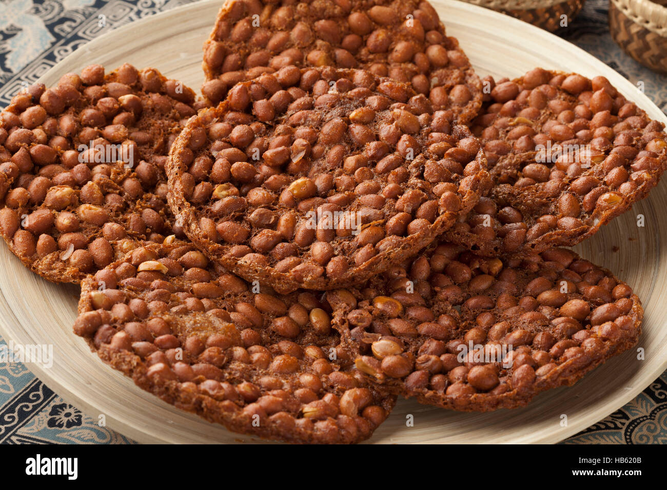 Schüssel mit indonesischen Rempeyek, frittierte Erdnüsse Cracker Stockfoto
