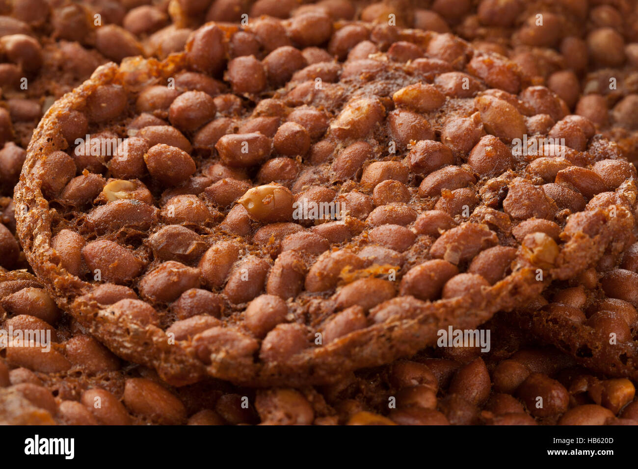 Indonesische Rempeyek, frittierte Erdnüsse Cracker full-frame Stockfoto