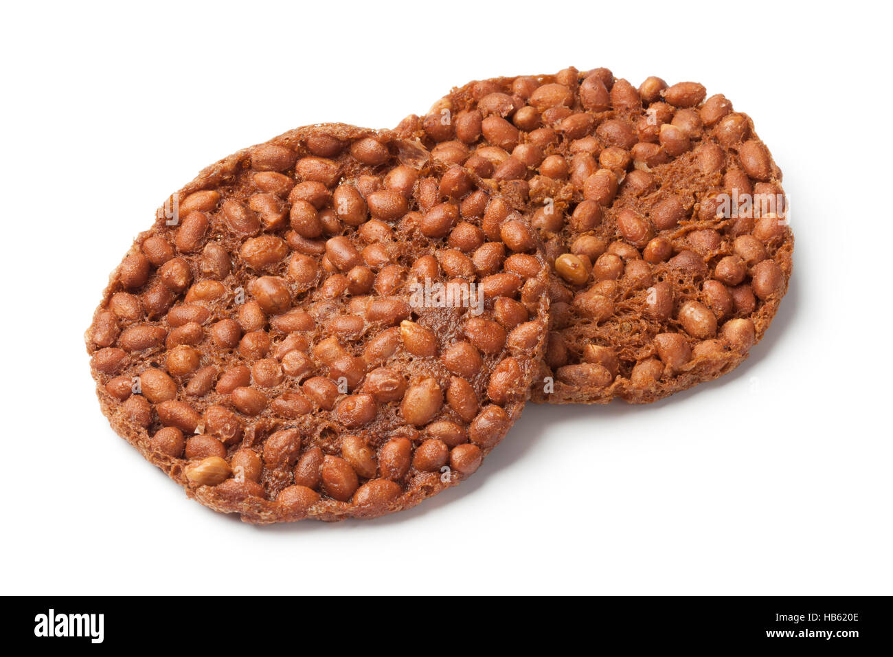 Indonesische Rempeyek, frittierte Erdnüsse Cracker auf weißem Hintergrund Stockfoto