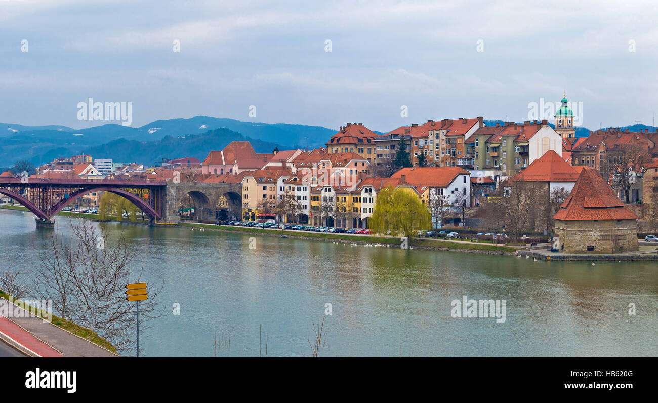 Maribor-Waterfront und Altstadtblick Stockfoto