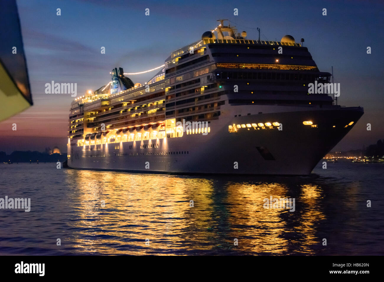 Kreuzfahrtschiff bei Nacht Stockfoto