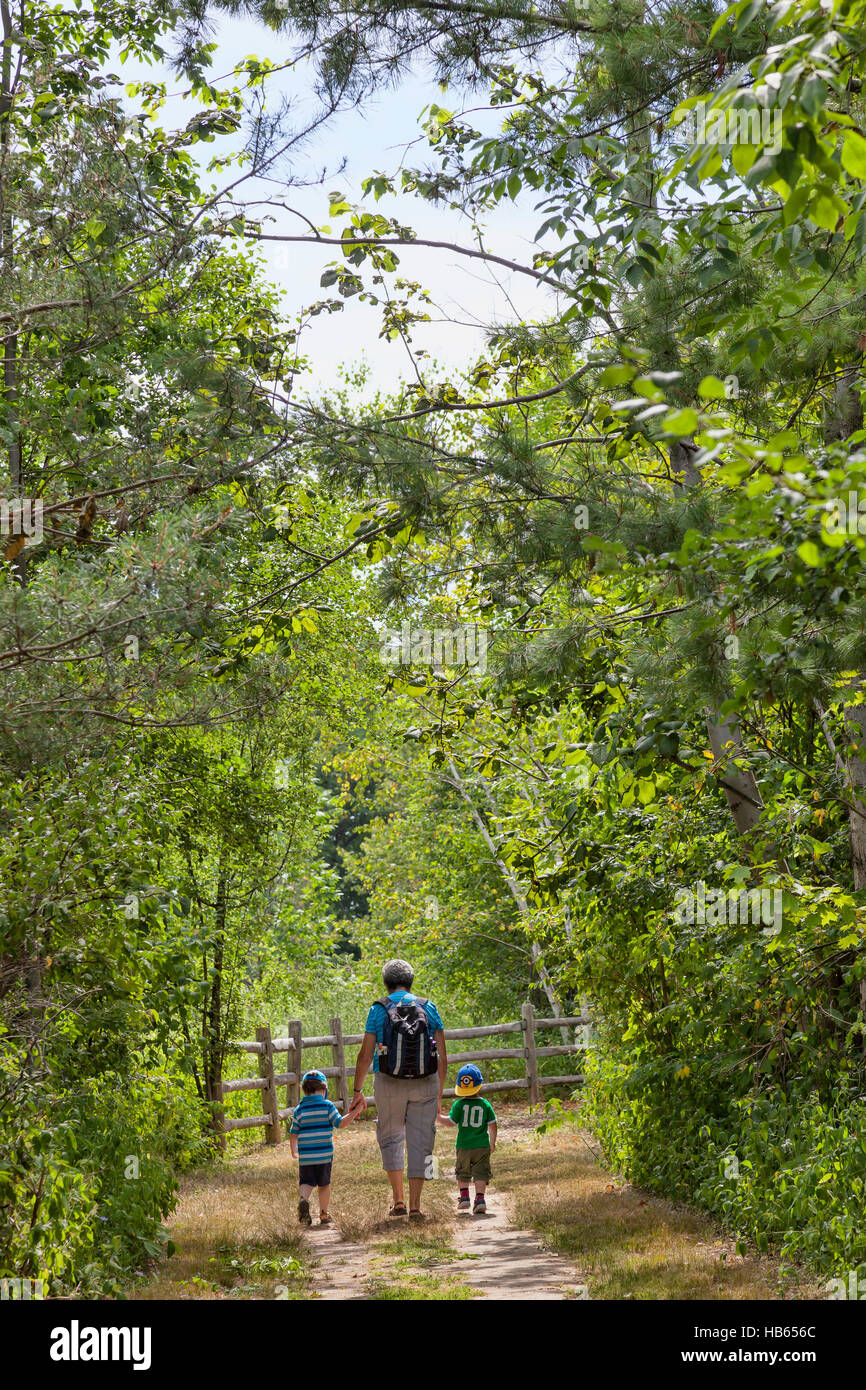 Großmutter und ihren zwei Enkelkindern auf einer Wanderung im Rouge Valley Park in Toronto, Ontario, Kanada Stockfoto