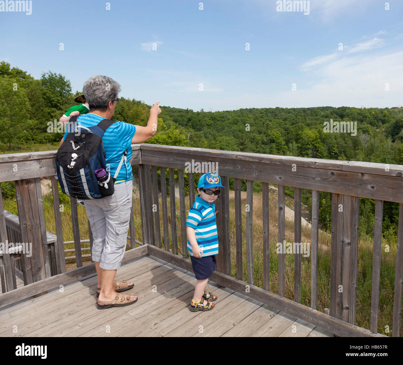 Großmutter und ihren zwei Enkelkindern auf einer Wanderung im Rouge Valley Park in Toronto, Ontario, Kanada Stockfoto