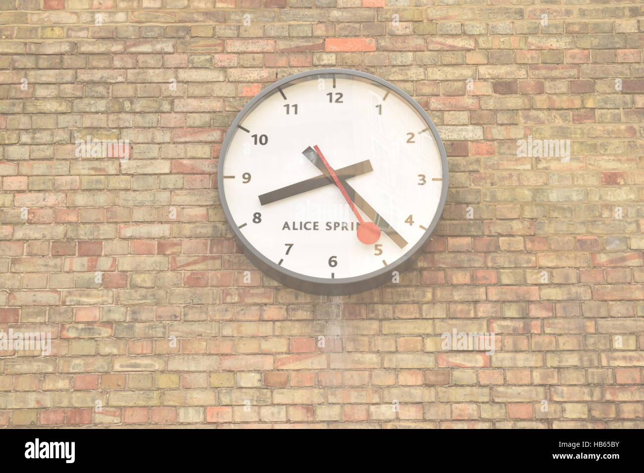 Schwarz umrandeten Uhr auf einer großen Mauer mit schwarzen Händen am Kings Cross St Pancras Stockfoto
