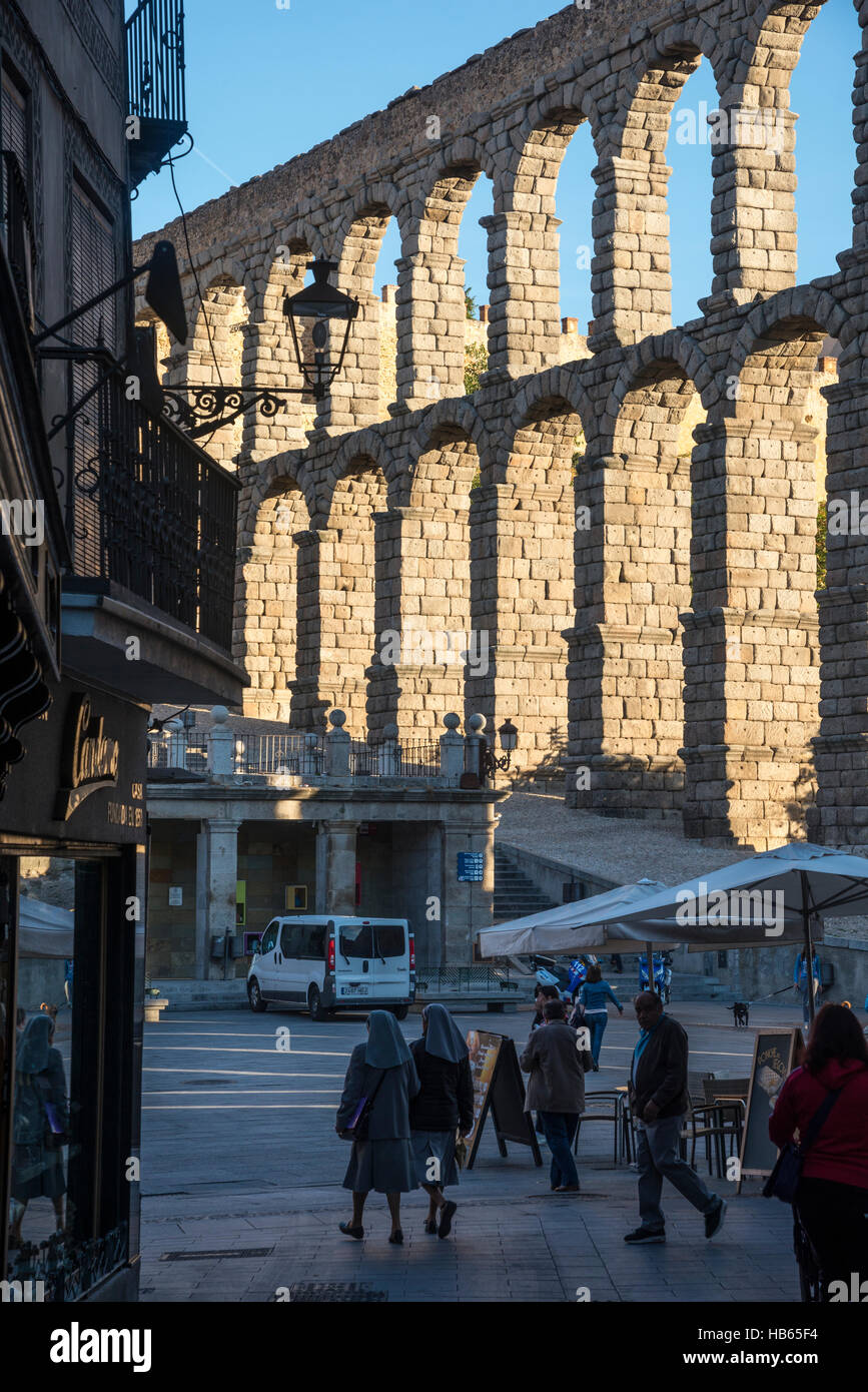 Segovias 1. Jahrhundert Roman Aqueduct gesehen von Calle de San Francisco, Segovia, Spanien Stockfoto