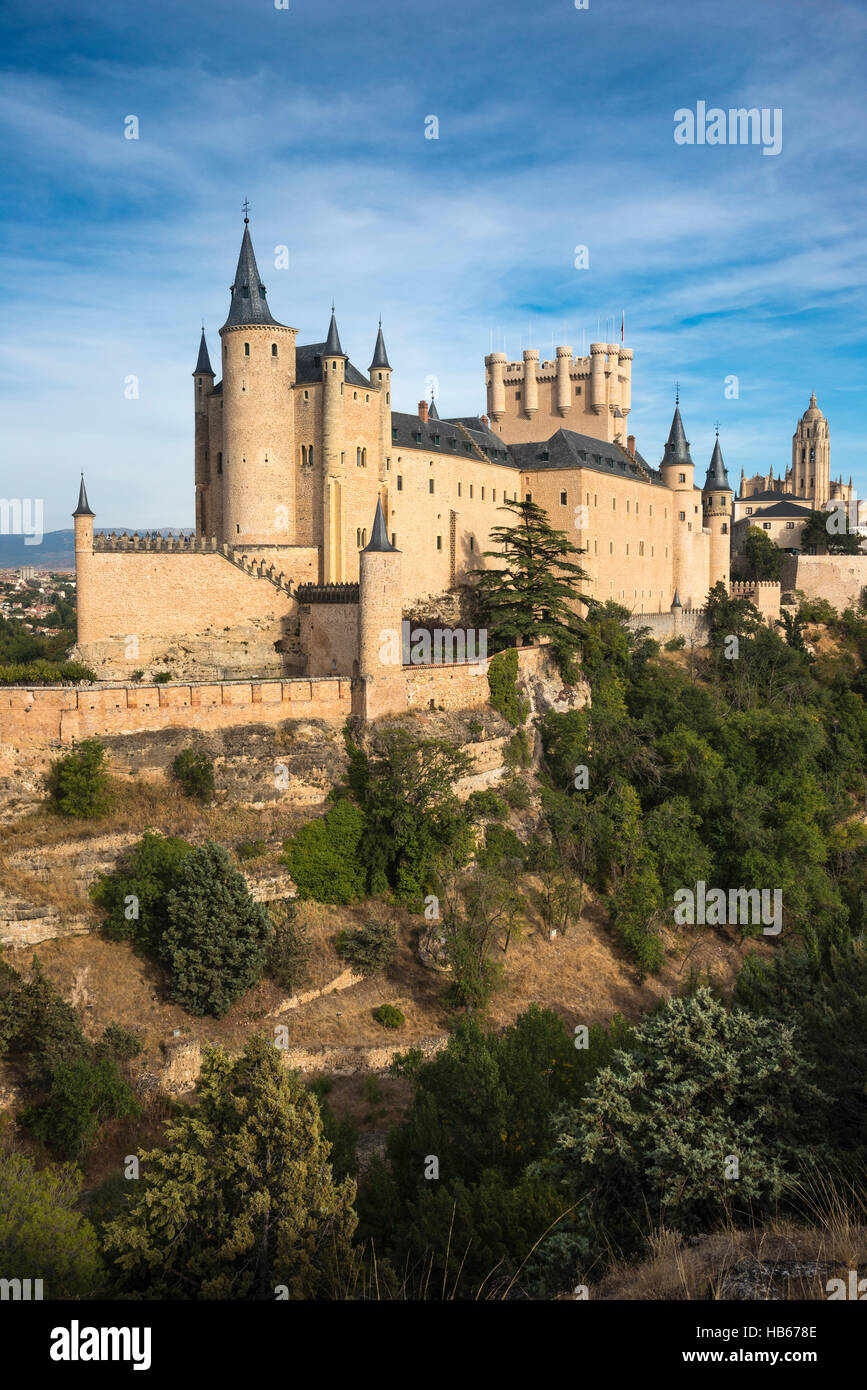 Der Alcazar mit Dom und Stadt Segovia im Hintergrund, Segovia, Spanien Stockfoto