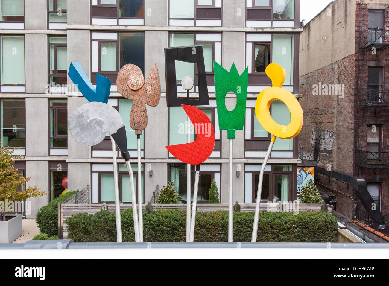 Städtische Rattle Skulptur von Charlie Hewitt auf der High Line, Chelsea, New York City, Vereinigte Staaten von Amerika. Stockfoto