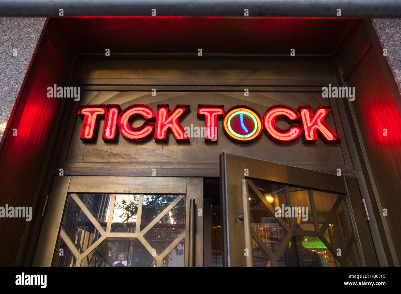 Tick Tock Diner auf 34th Street und 8th Avenue, Midtown, Manhattan, New York City, Vereinigte Staaten von Amerika. Stockfoto