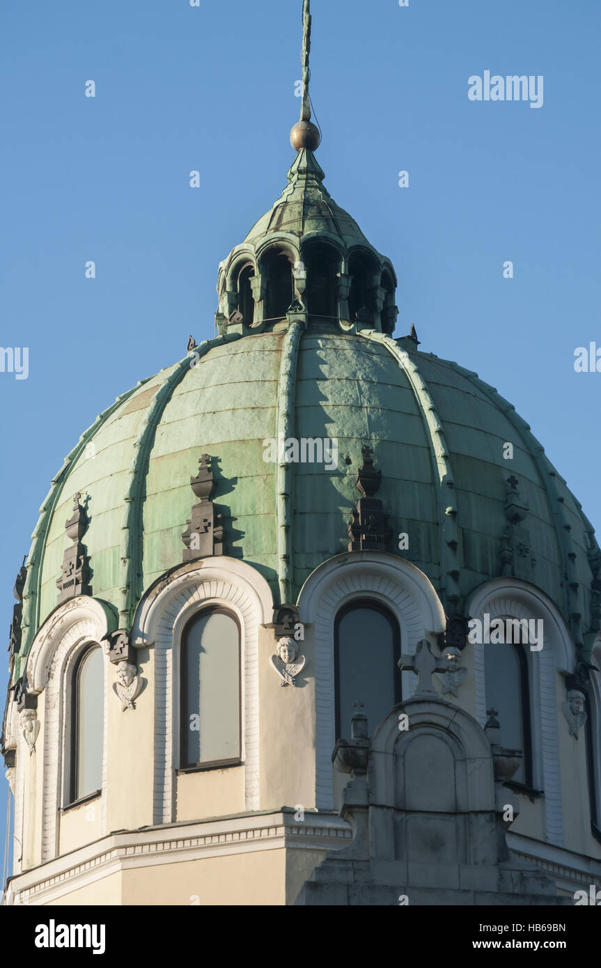 Kirche Dom Closeup auf blauen Himmelshintergrund Stockfoto