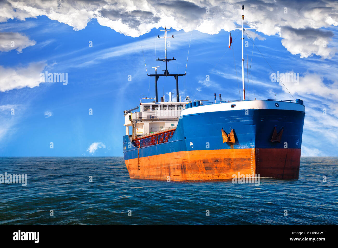 Öl-Tanker Schiff auf hoher See auf einem Hintergrund des blauen Himmels. Stockfoto