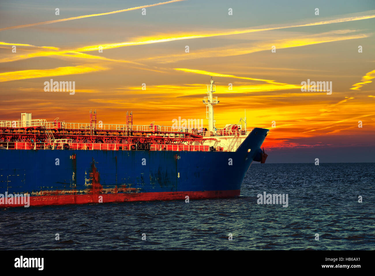 Tanker Schiff auf See in den Strahlen der untergehenden Sonne. Stockfoto