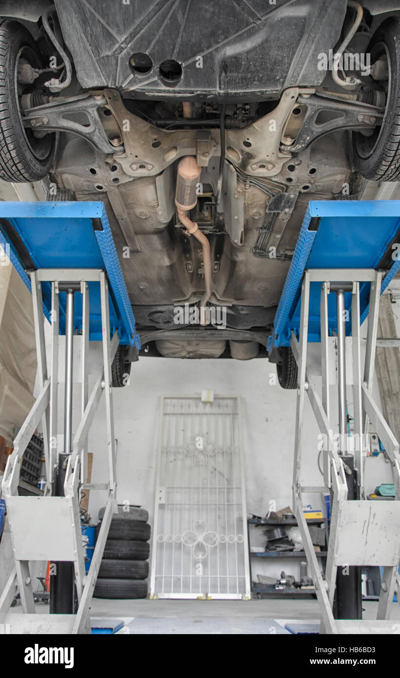 Ansicht von unten Auto in einer garage Stockfoto