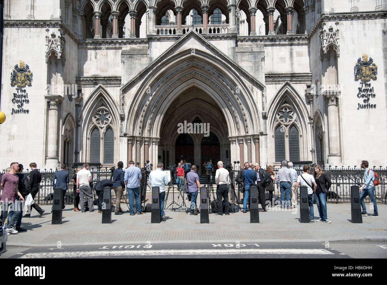 TV-Teams warten außerhalb High Court London Stockfoto