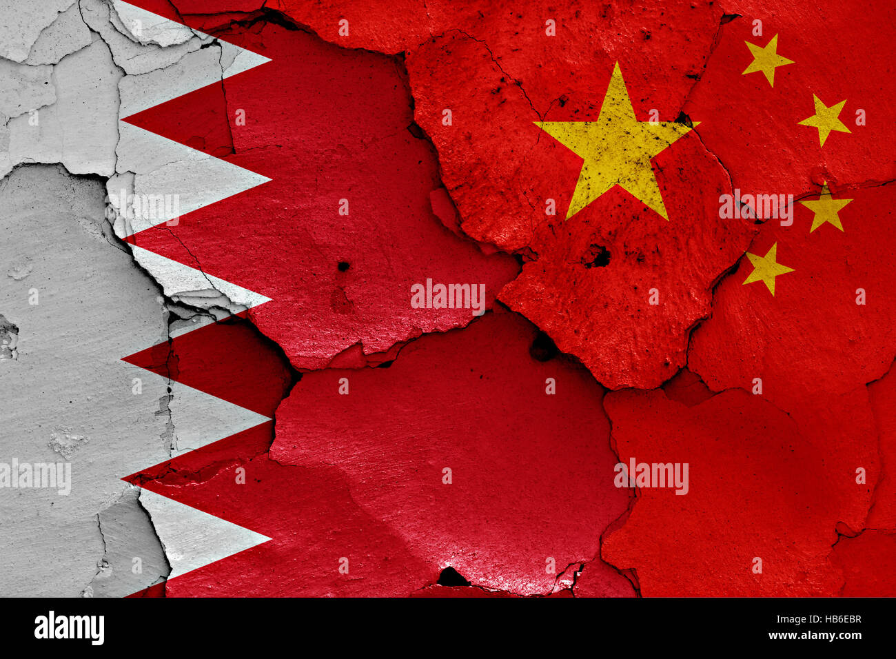 Flaggen von Bahrain und China auf rissige Wand gemalt Stockfoto