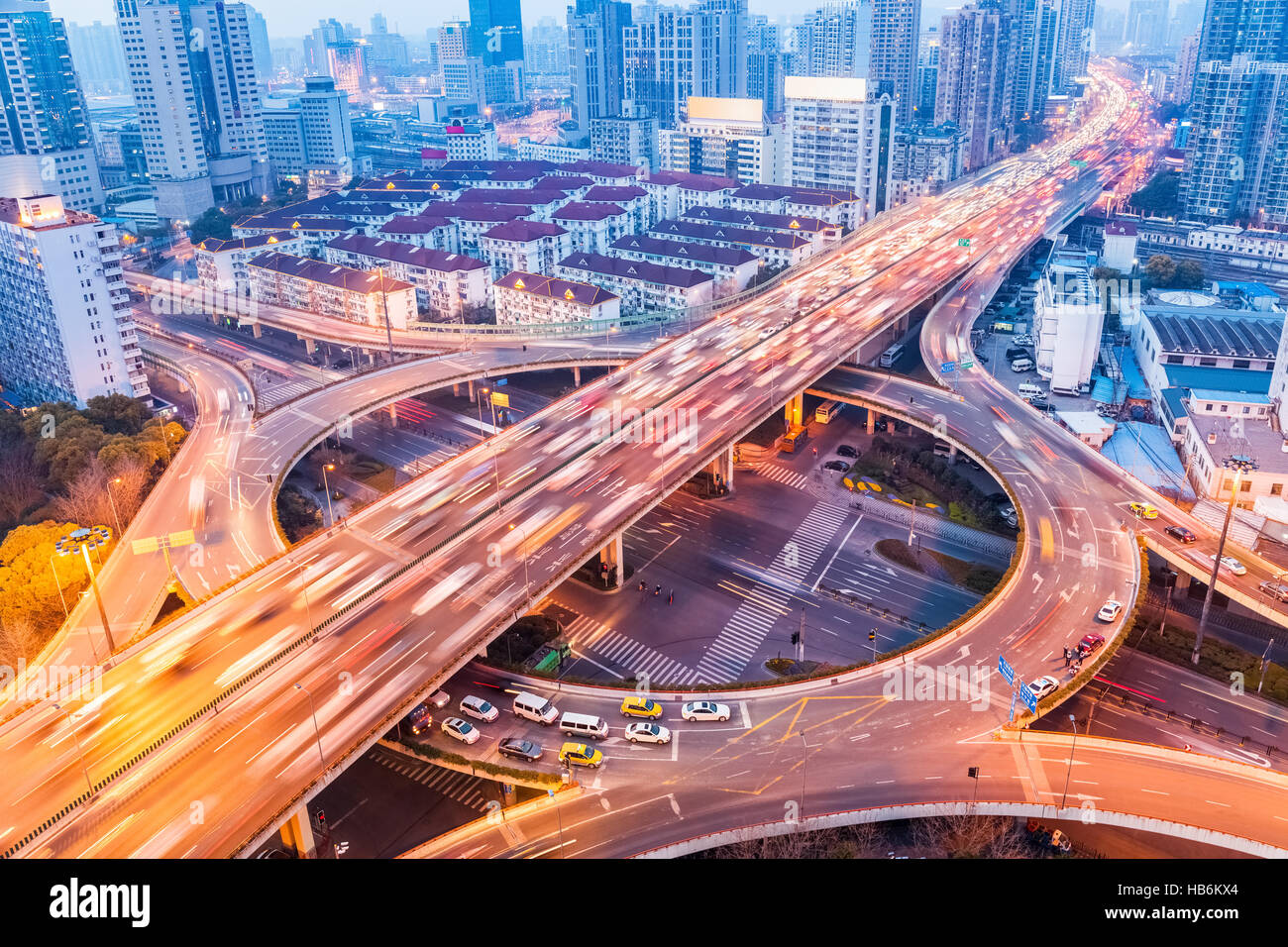 Stadt-Austausch-Closeup bei Einbruch der Dunkelheit beschäftigt Stockfoto
