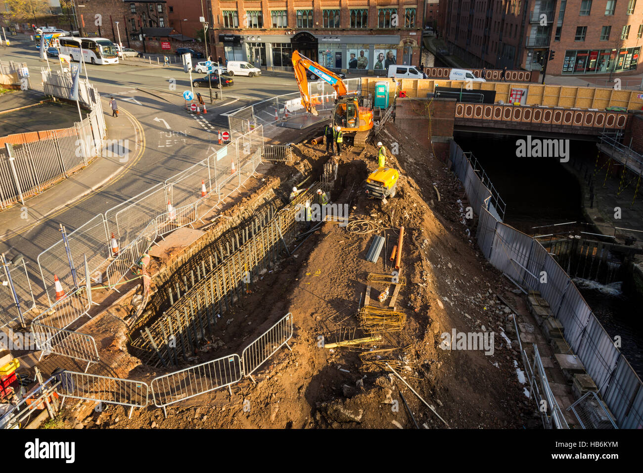 Die Bauarbeiten für den Apartmentblock Axis Tower am Rochdale-Kanal, Whitworth Street West, Manchester, Großbritannien, werden durchgeführt Stockfoto