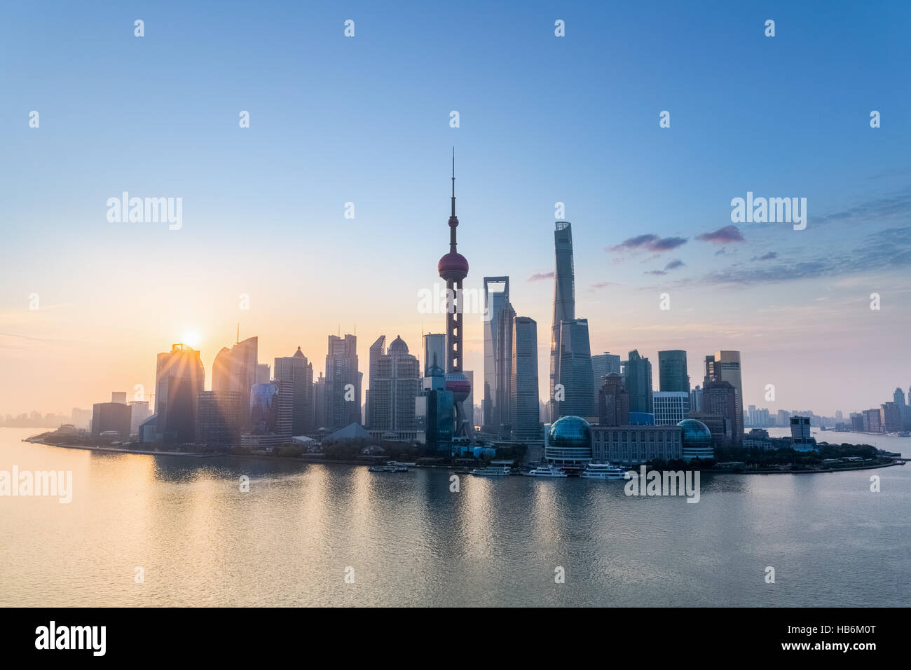 Shanghai-Charme Skyline im Sonnenaufgang Stockfoto