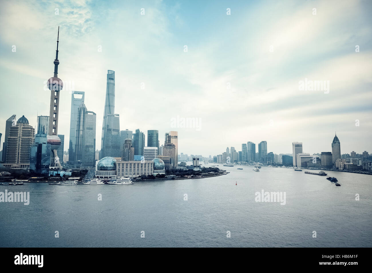 Stadtbild im bewölkten Shanghai Stockfoto