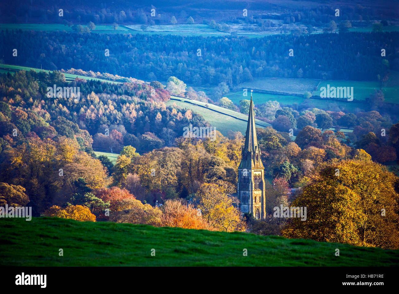 Blick Richtung Edensor Kirche, Chatsworth, Derbyshire Stockfoto