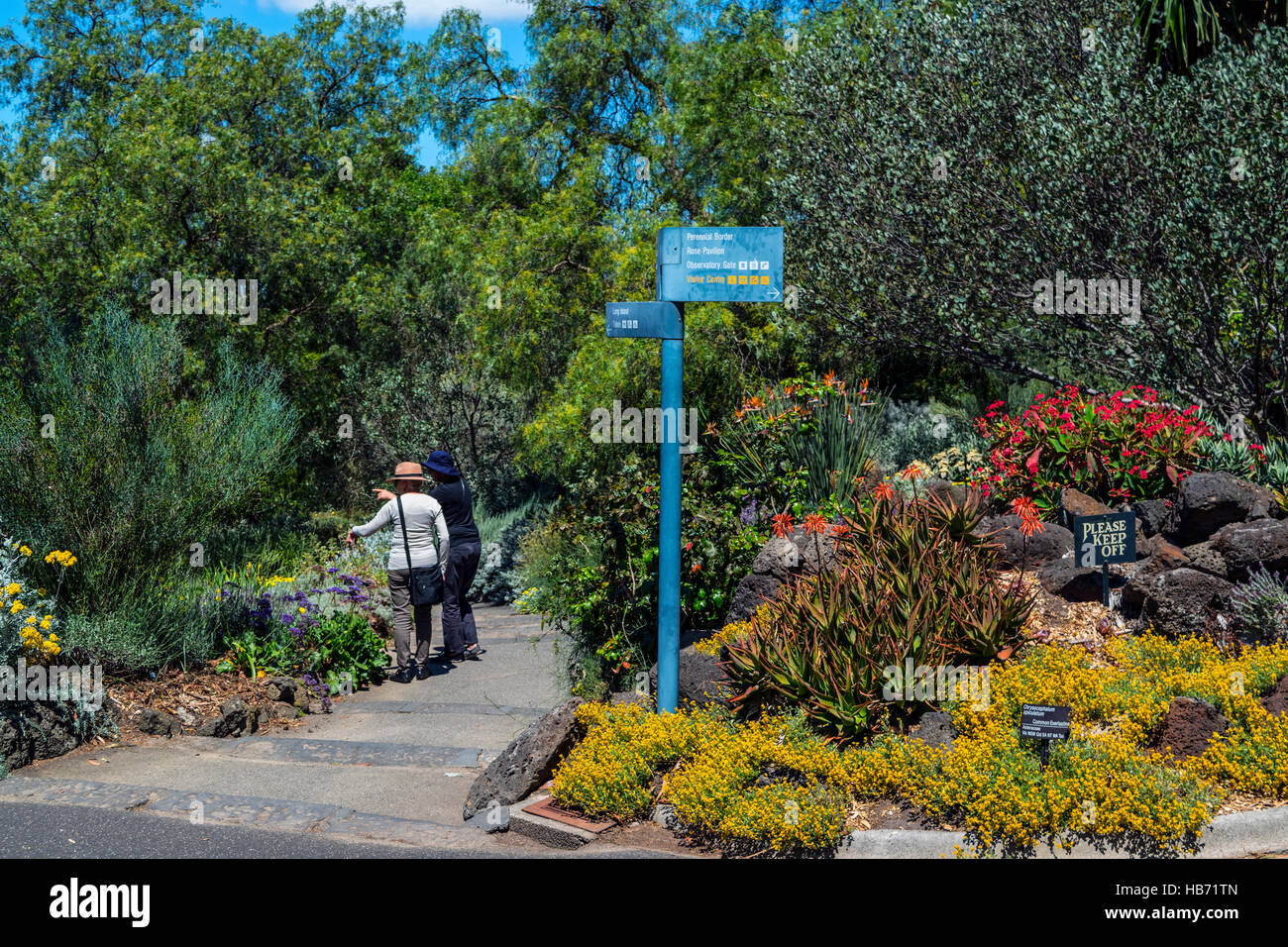 Die Royal Botanic Gardens, Melbourne, Australien mit Besuchern Pflanzen zu bewundern Stockfoto