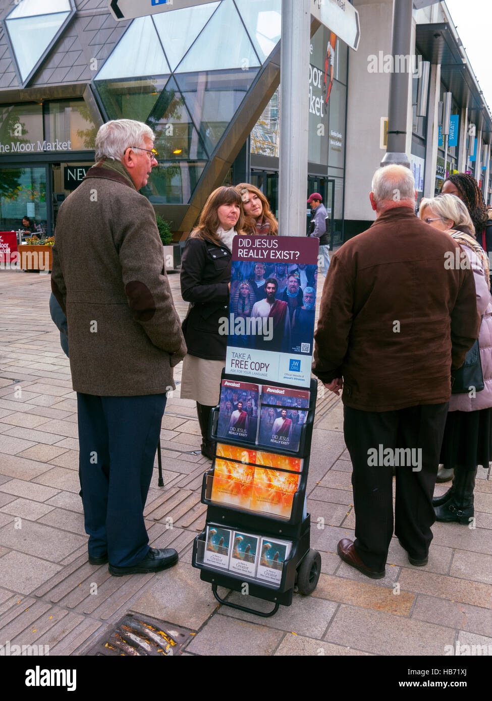 Zeugen Jehovas im Gespräch mit Passanten, Sheffield Stockfoto