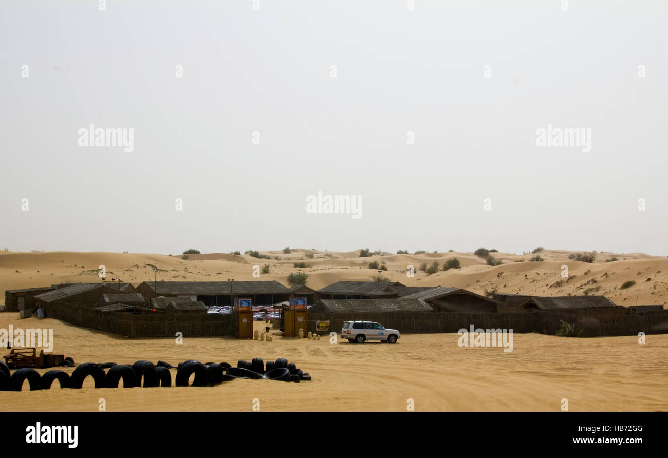 Ein Safari Camp in Dubai, Vereinigte Arabische Emirate. Touristen werden in solche Lager gebracht, nach Dünenfahrten für lokale Auftritte, Lebensmittel und vieles mehr Stockfoto