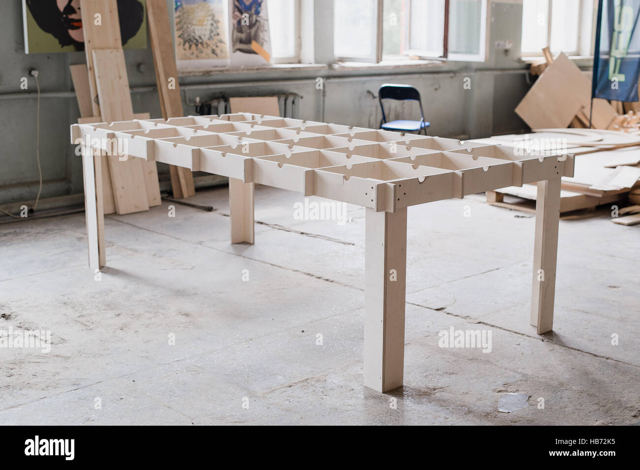Tabelle machen in Holzbearbeitung Werkstatt. Stockfoto