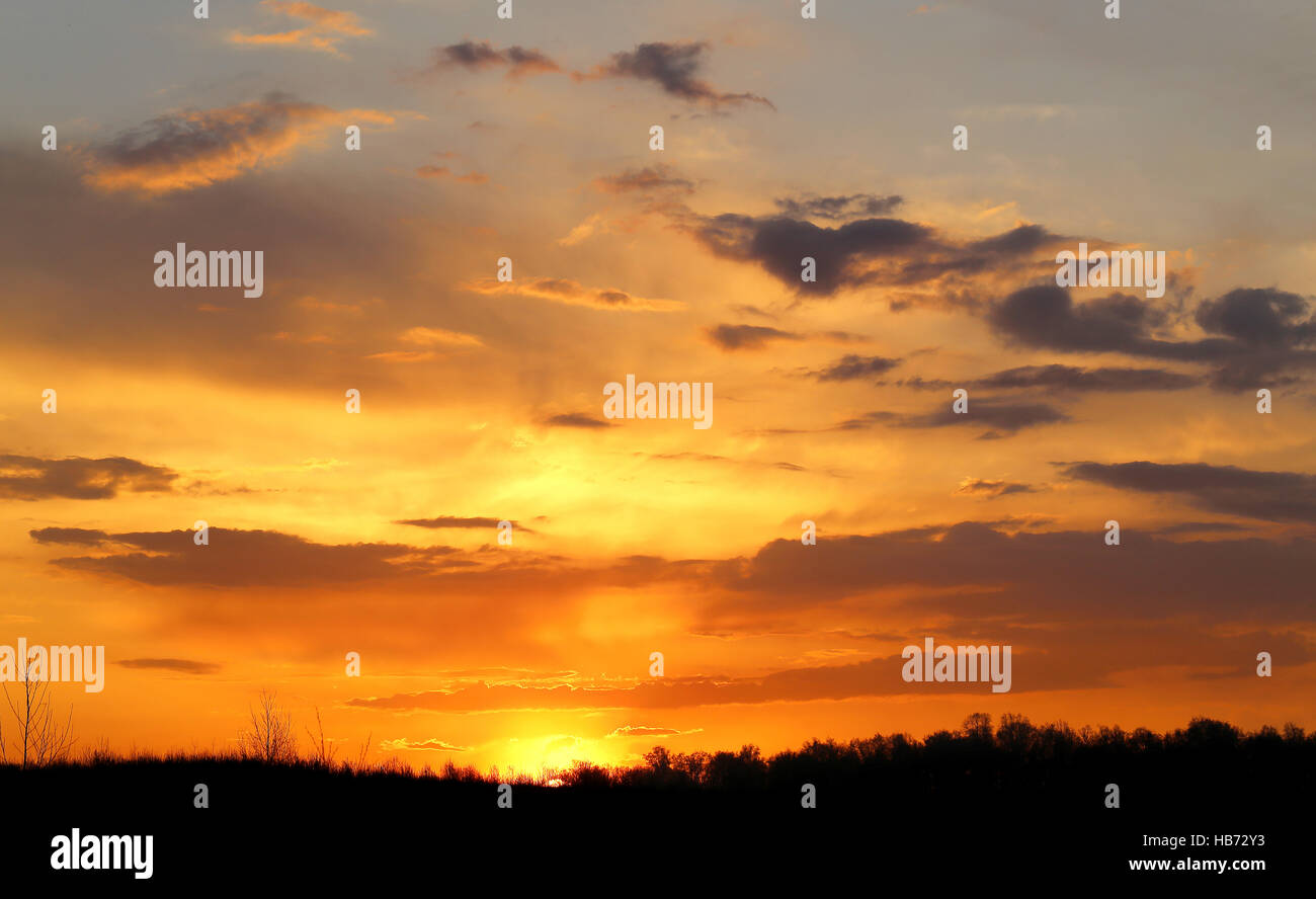 Fotos Landschaft schöne helle Sonnenuntergang über das Feld Stockfoto