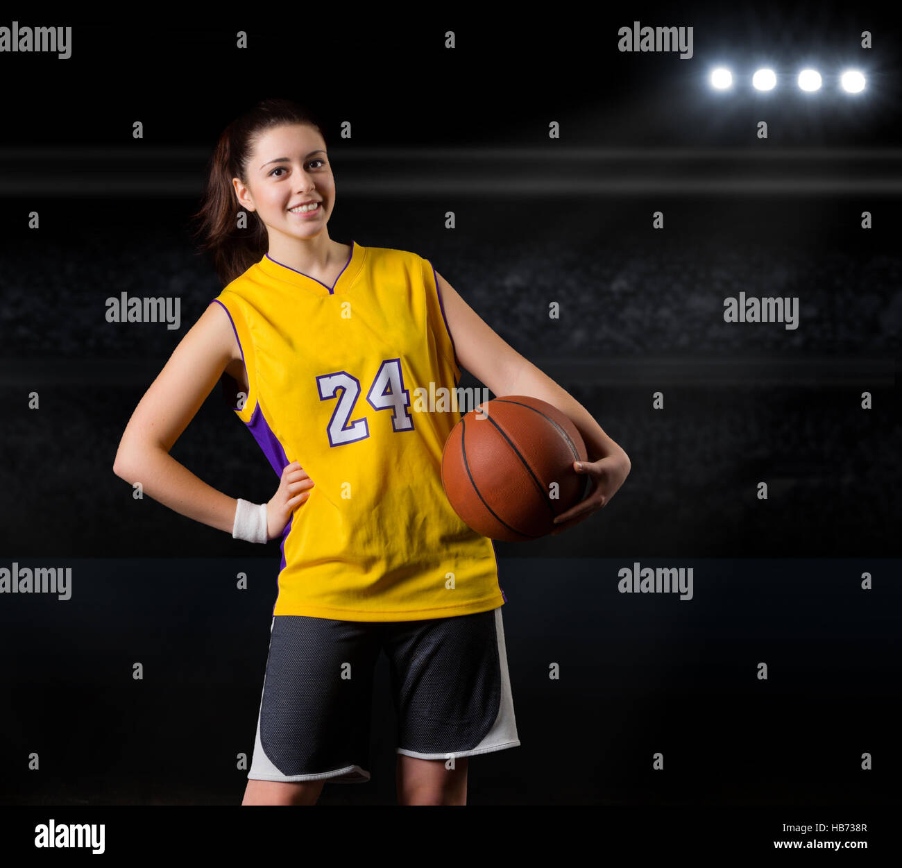 Junges Mädchen-Basketball-Spieler in der Sporthalle Stockfoto