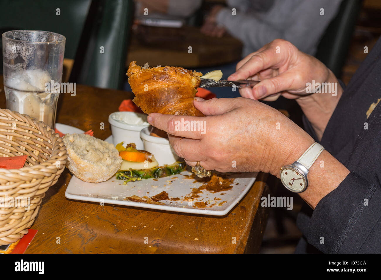 Nah an der Hand von einer älteren Frau Stockfoto