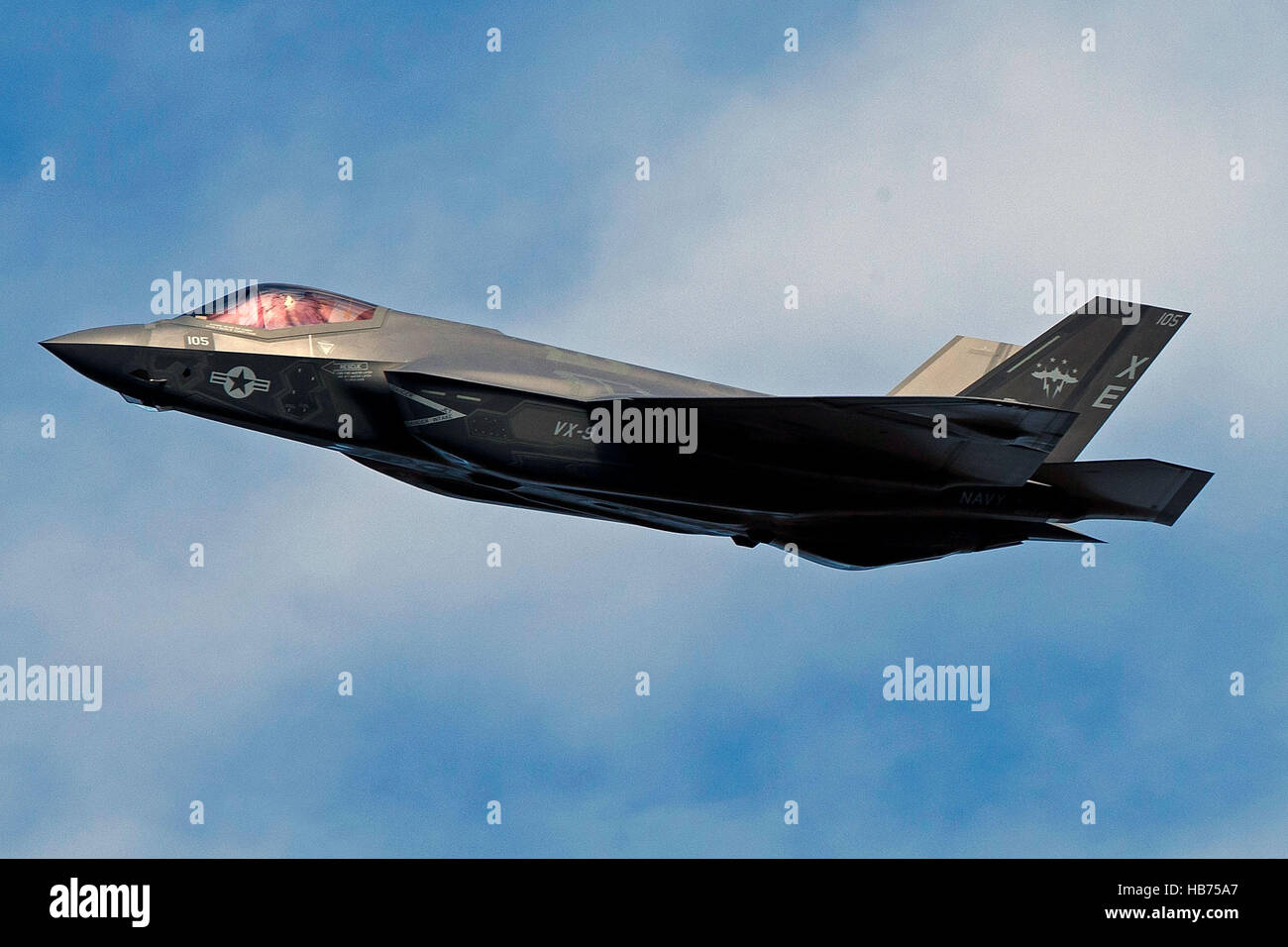 Lockheed Martin F - 35C Beleuchtung II (XE-105) von uns Marine VX-9 Vampire, fliegt durch die Jedi Übergang, Star Wars Canyon, Death Valley Nationalpark, Kalifornien, Deutschland Stockfoto