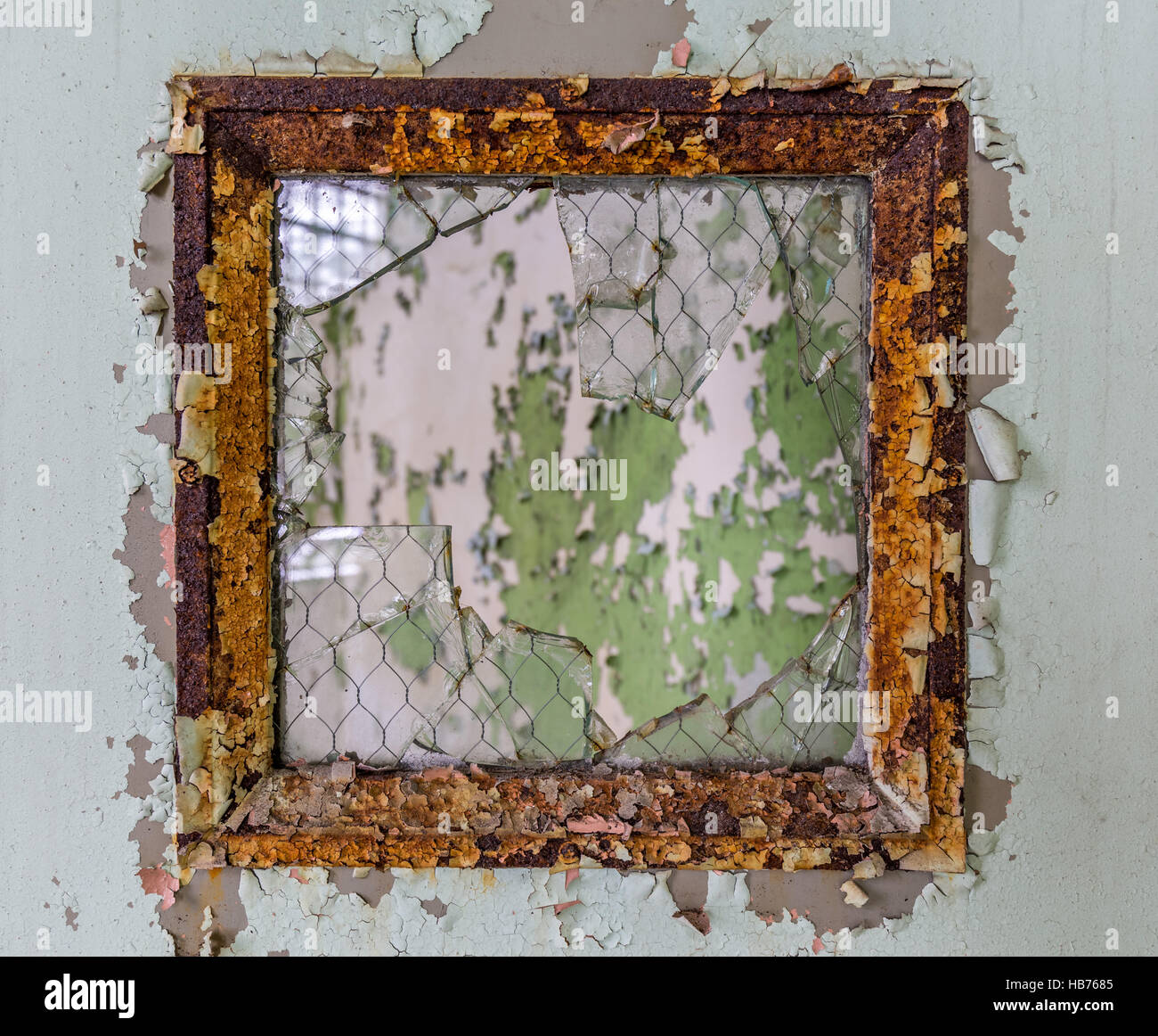 Zerbrochenes Glas im Fenster auf leeren Raum Stockfoto