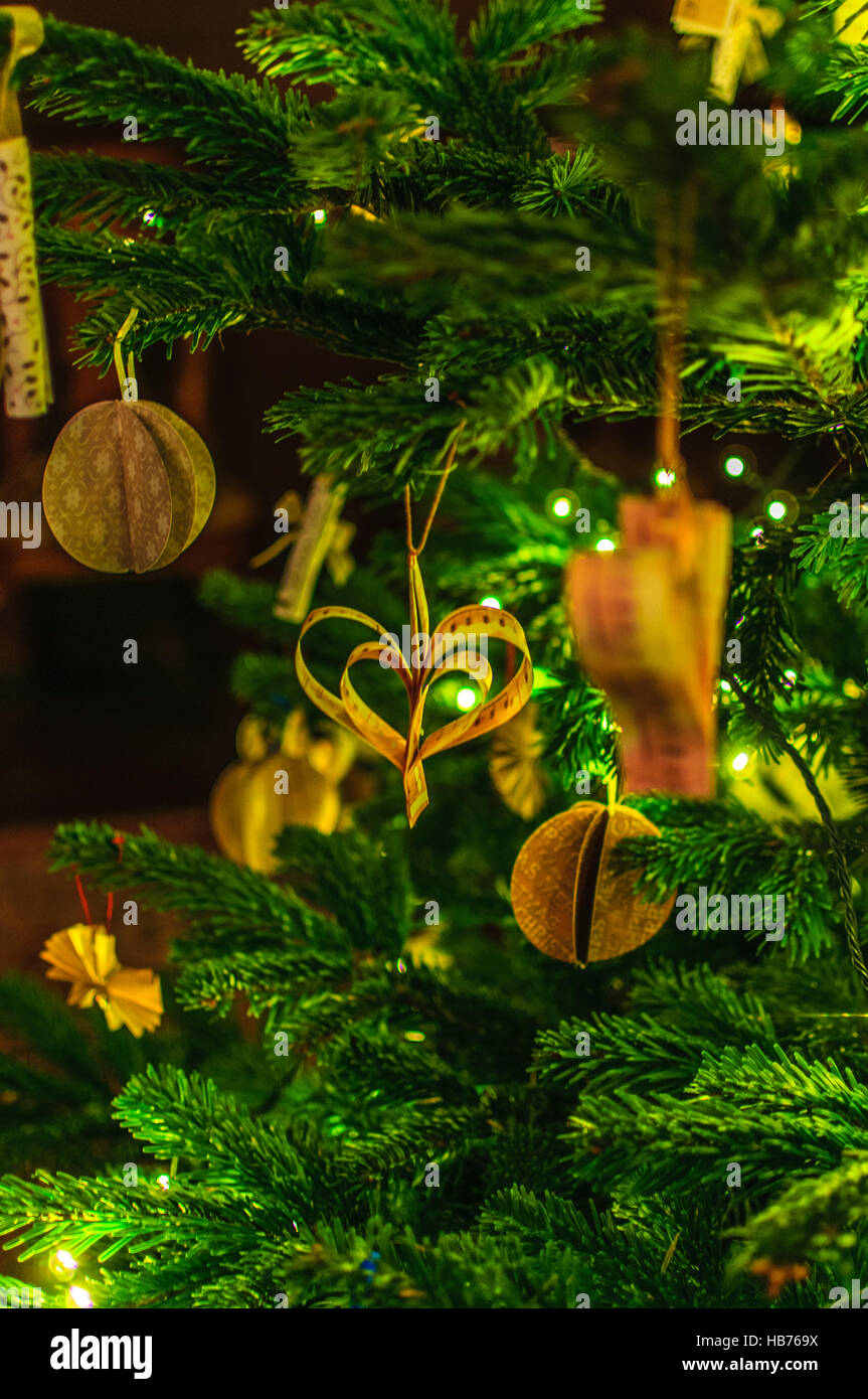 Edwardian handgefertigte Weihnachtsdekorationen, Engel an Weihnachtsbaum, Papier Dekorationen, Stockfoto