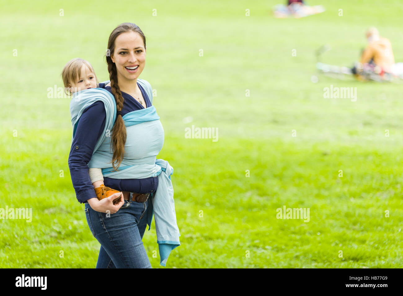 Mutter und Kind im Tragetuch Stockfoto