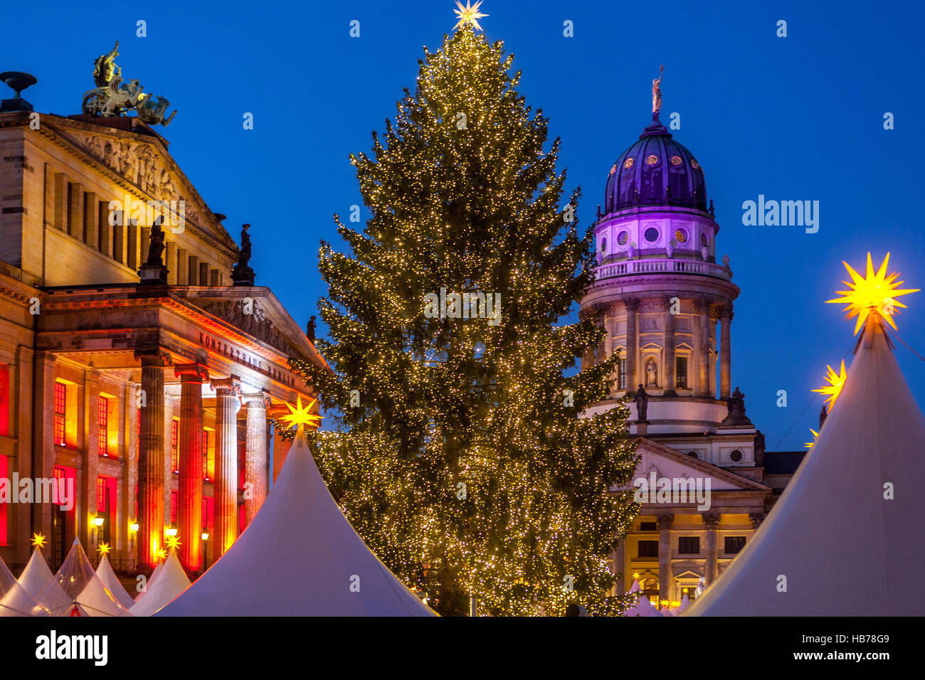 Weihnachtsmarkt Berlin, Gendarmenmarkt Berlin, Weihnachtsmarkt Deutschland Weihnachtsmarkt Europa Baum Abendlichter Stockfoto