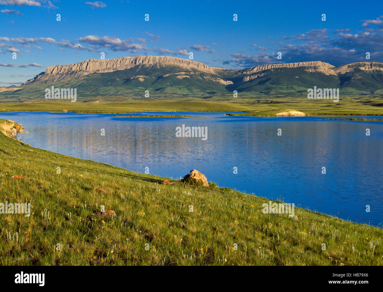 Split Rock Lake in der Prärie unterhalb Burg Riff entlang der felsigen Berg in der Nähe von Choteau, montana Stockfoto