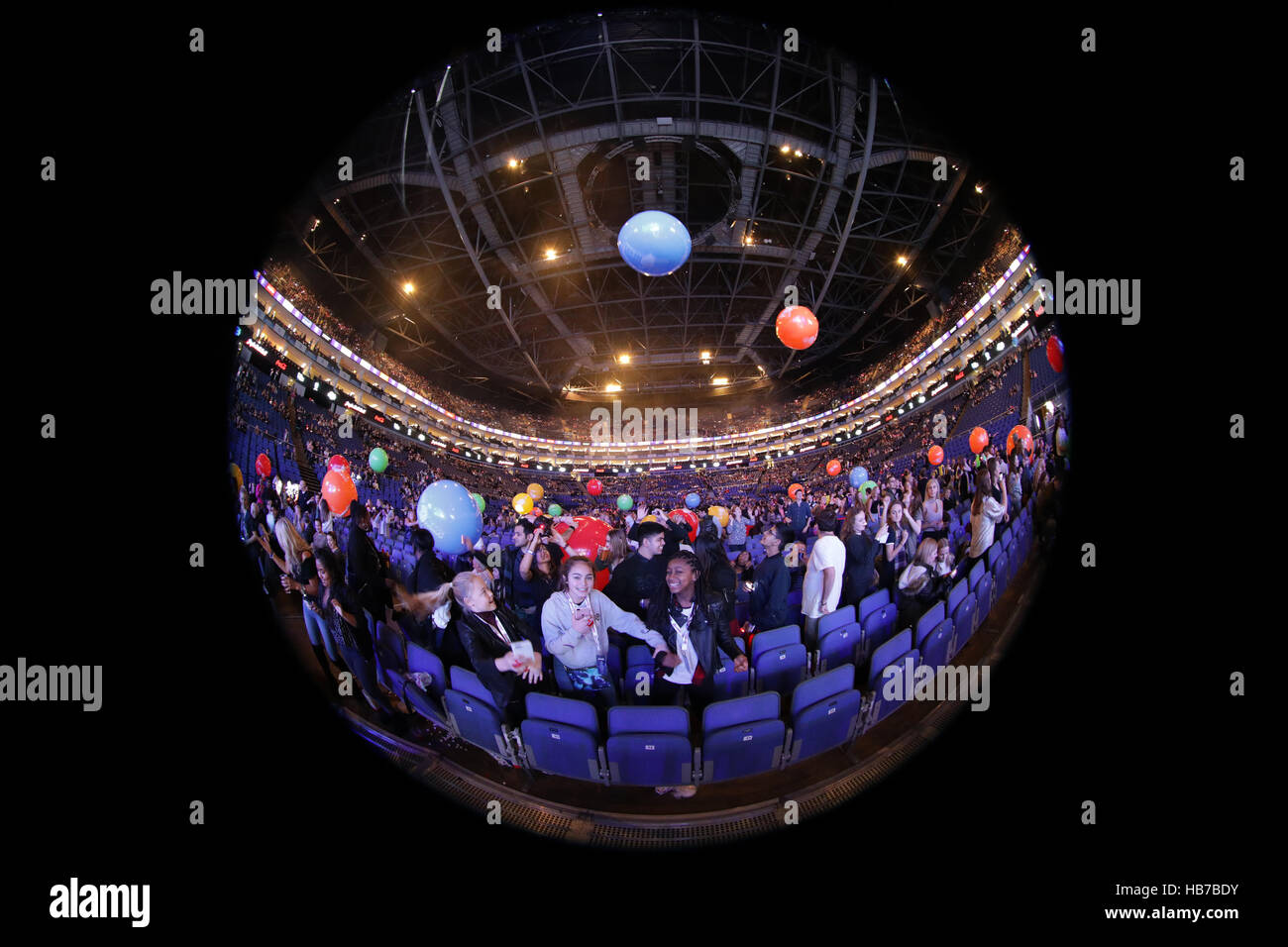 Eine Gesamtansicht des Publikums während der Hauptstadt Jingle Bell Ball mit Coca-Cola in der Londoner O2 Arena. PRESSEVERBAND Foto. Bild Datum: Samstag, 3. Dezember 2016. Bildnachweis sollte lauten: Yui Mok/PA Wire Stockfoto