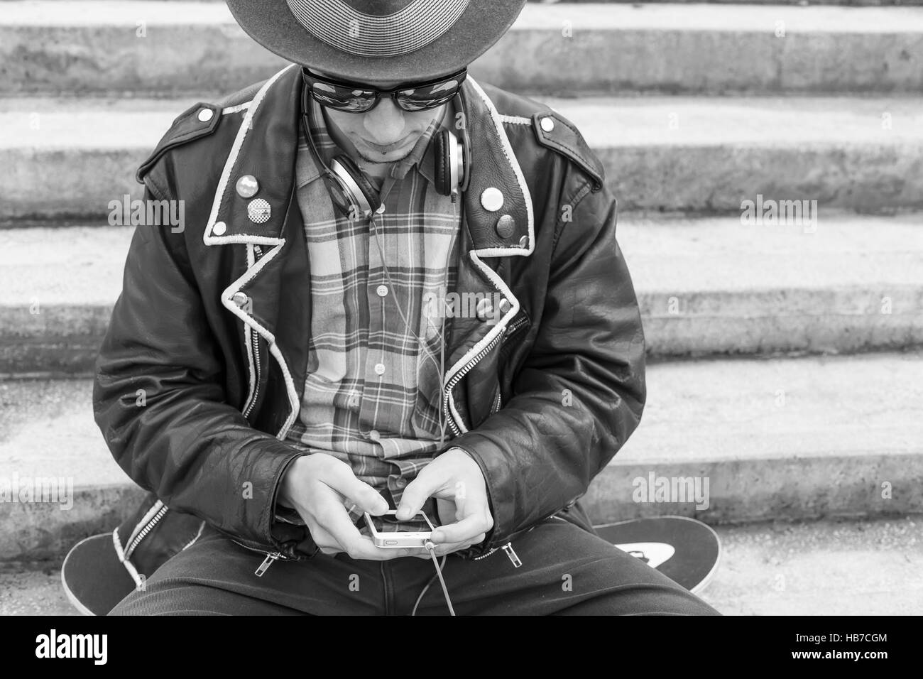 Im Gespräch mit Freunden online auf Handy - schwarz / weiß Fotografie. Stockfoto