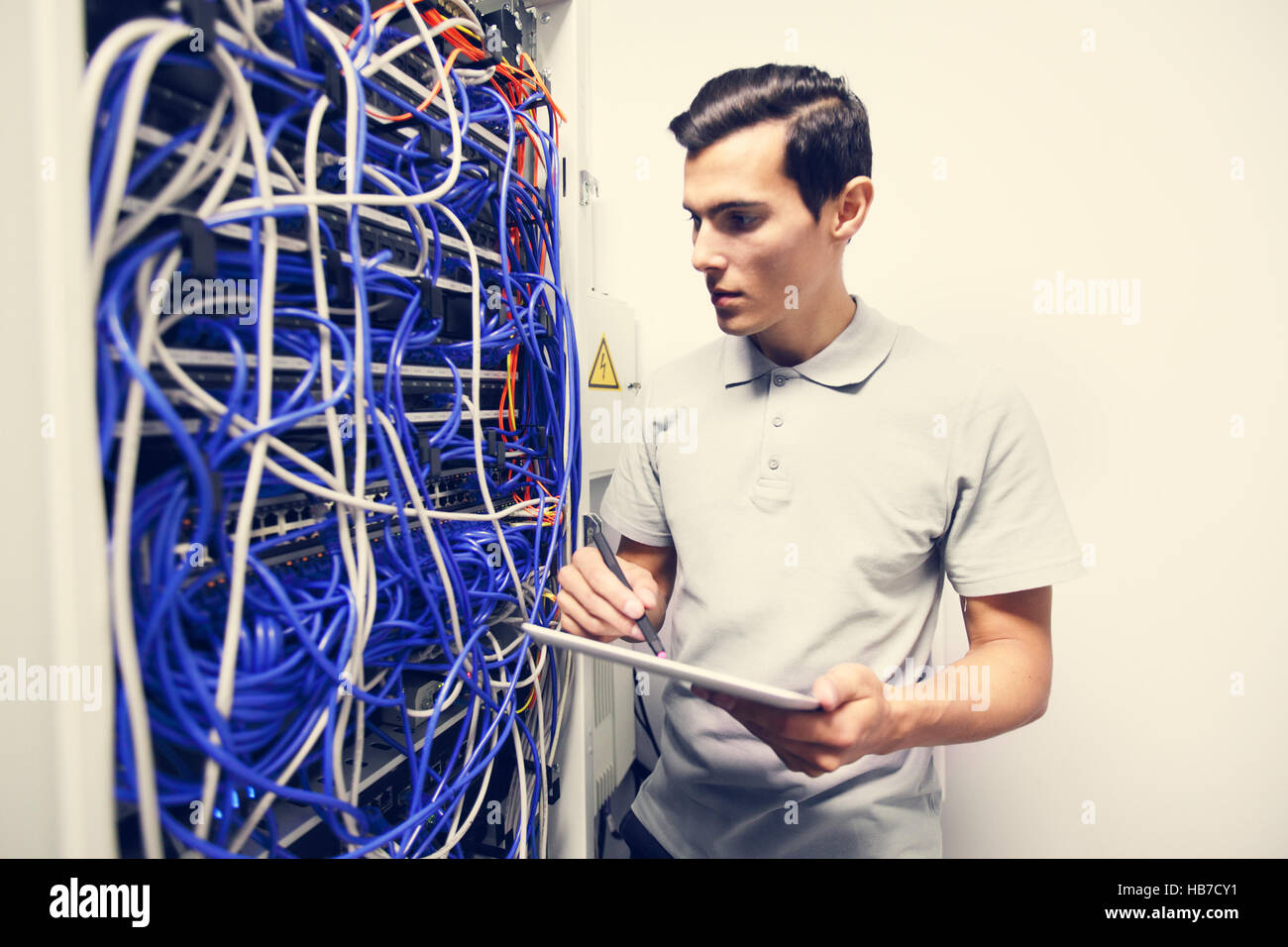 System-Administrator mit digital-Tablette in einem Serverraum Stockfoto
