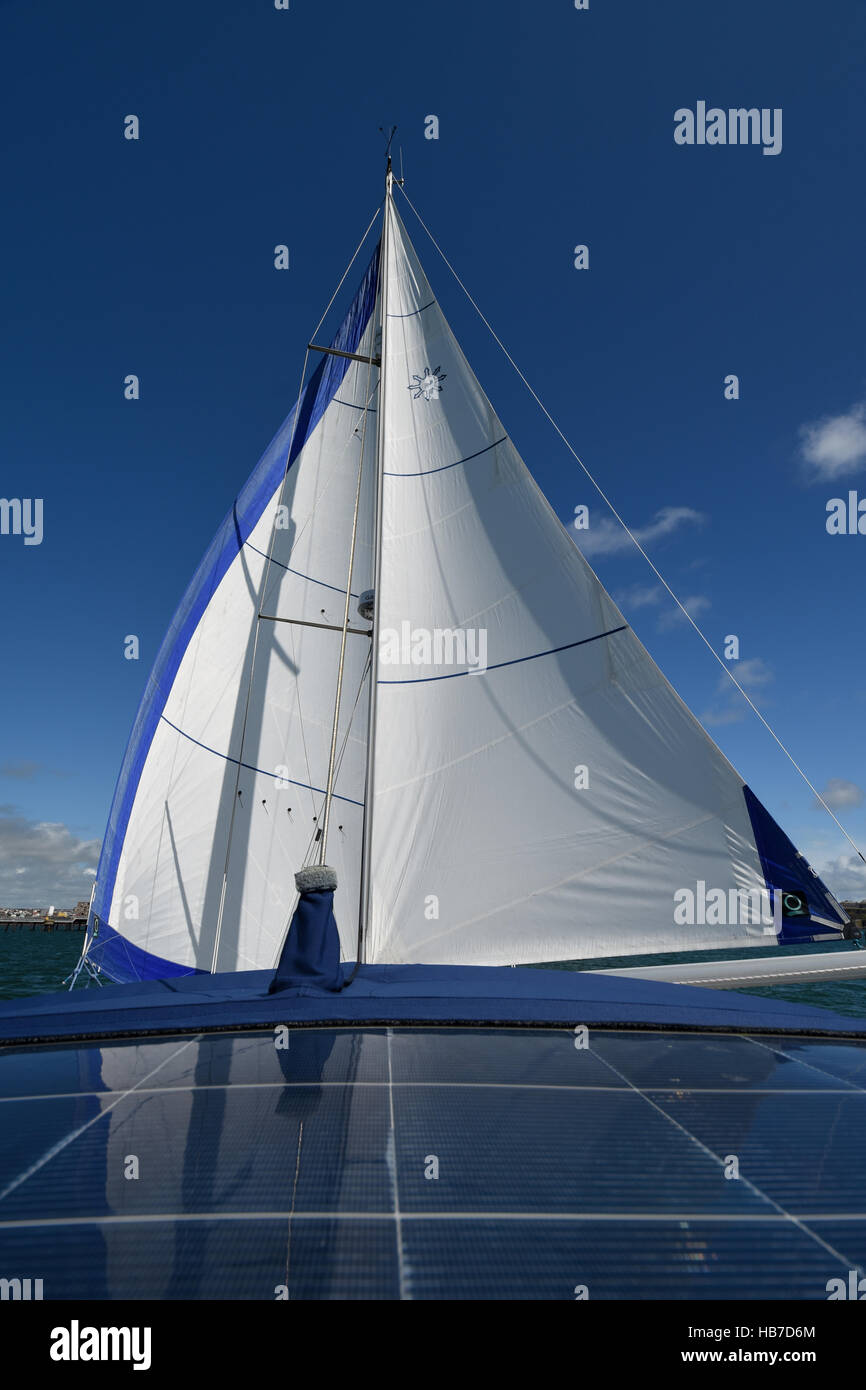 Segeln Yacht "Goosewinged" mit Genua und Großsegel auf gegenüberliegenden Seiten. Einen wunderschönen blauen Himmel in Pembrokeshire mit flauschigen Wolken. Stockfoto